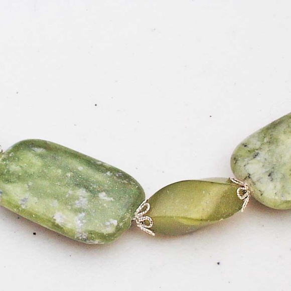 SERPENTINE AGATE & TWISTED AGATE NECKLACE, 18 INCHES LONG, GREENS, WITH SILVER - Picture 2 of 2